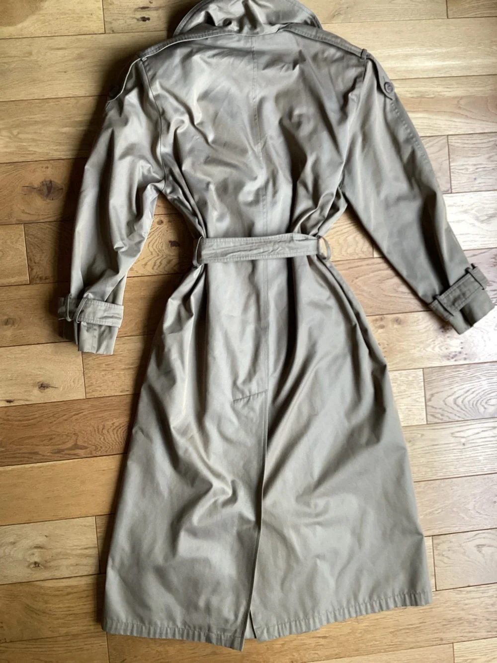 Christian Dior Classic Beige Trench Coat - Picture 3 of 9